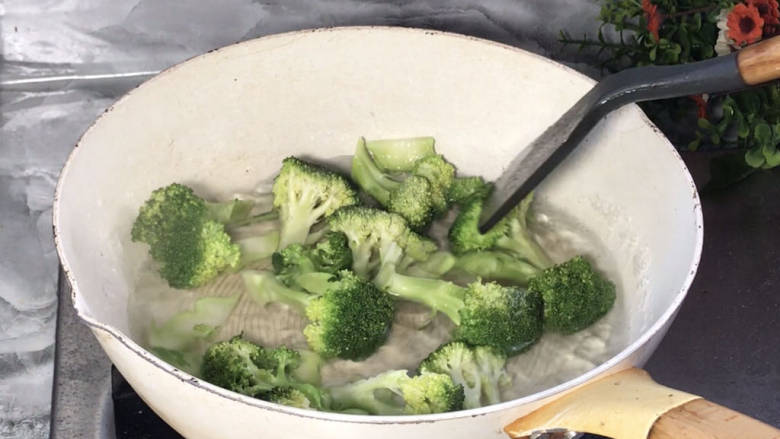 西兰花炒虾仁,放入西兰花拌匀,煮至断生,捞出备用