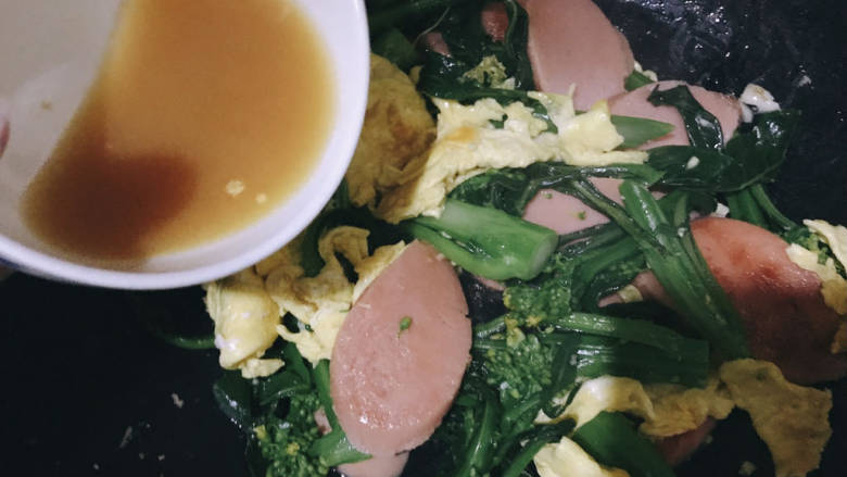 火腿青菜炒鸡蛋,淋上芡汁(适量水,盐,生抽,生粉调成)