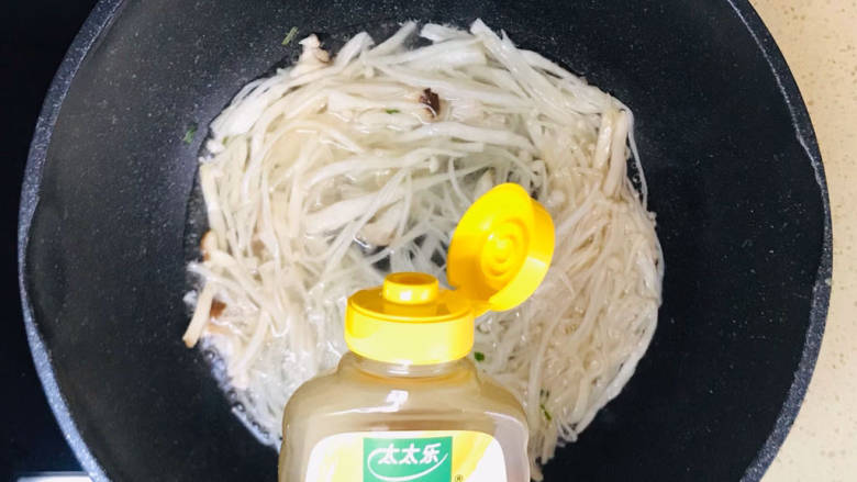 蘑菇鸡肉浓汤,加半碗清水,淋入鲜鸡汁调味料