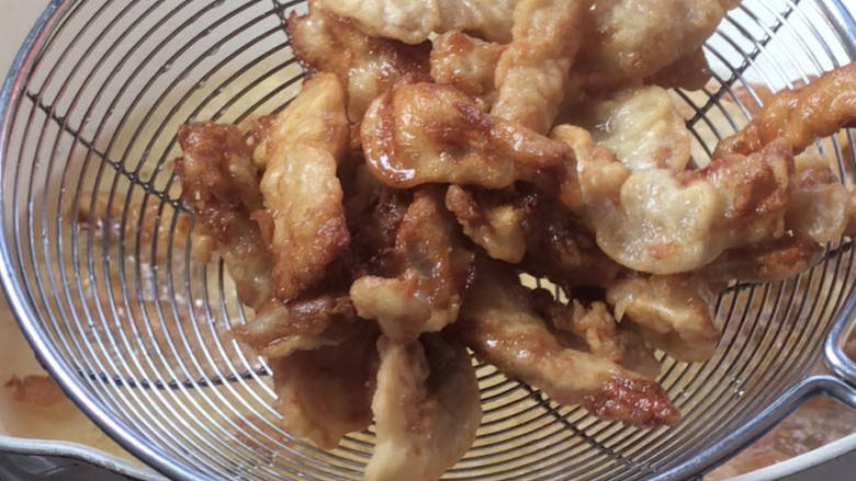 香炸锅巴肉,再把肉片放入油锅中炸至金黄色,捞出备用
