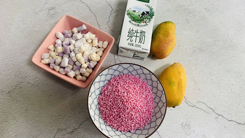 芒果芋圆西米露,准备好食材,三色芋圆平时做起来放入冰箱冷冻,随吃随取