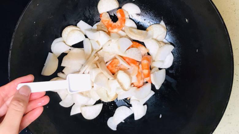 杏鲍菇炒虾仁,翻炒至蔬菜恹恹,撒入盐调味