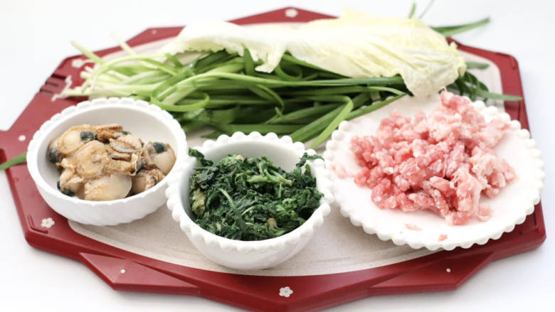 冬至饺子,首先备齐所有的食材,扇贝提前煮熟扒出肉,<a style='color:red;display:inline-block;' href='/shicai/ 126'>荠菜</a>绰水过凉水备用。