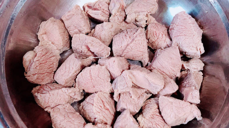 红焖牛肉煲,牛肉切块,锅中烧开水,放入牛肉煮去血水,洗净捞出待用。