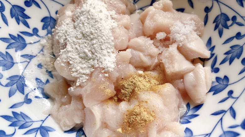 杏鲍菇炒鸡丁,加少许盐、胡椒粉调味,在加适量淀粉抓匀