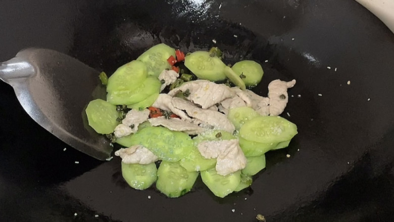 黄瓜炒肉片,再加入盐,<a style='color:red;display:inline-block;' href='/shicai/ 756'>鸡精</a>