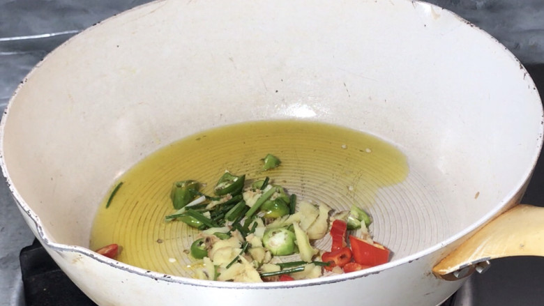 酸辣藕丝,再起锅热油,放入葱姜和辣椒,加盐炒出香辣味