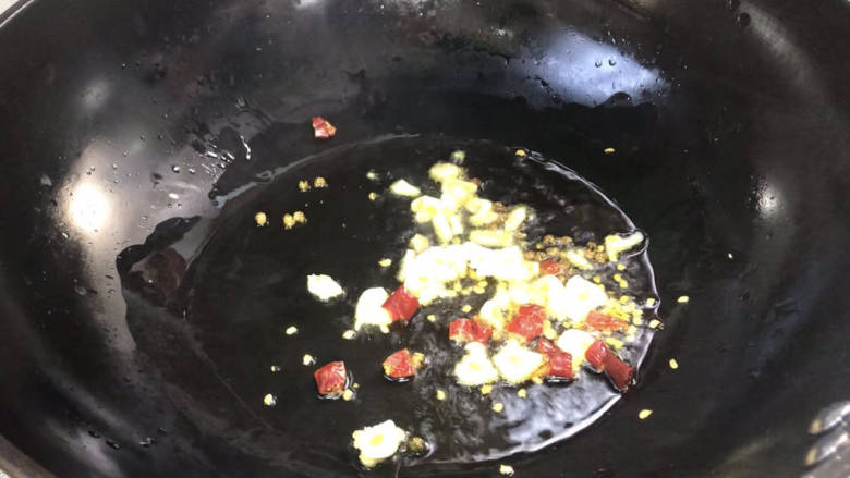 麻辣红菜苔,再放入干红辣椒碎和蒜末,炒出香辣味