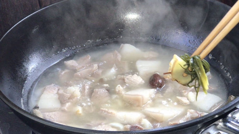 鹌鹑蛋红烧肉,20分钟后取出葱姜蒜,丢弃