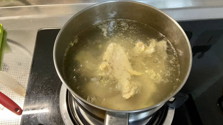 鸡胸肉蔬菜沙拉,最后加入鸡胸肉,小火加盖煮10分钟