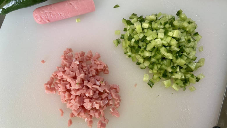 土豆泥蛋卷,等待时间准备其他配菜:肉花肠切碎,黄瓜切碎,尽量切小一些