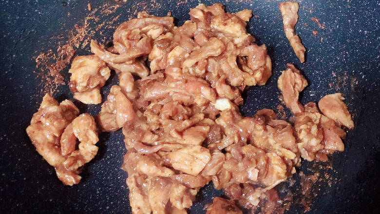 京葱炒肉丝,锅中倒入油,加热至五成热,放入肉丝翻炒均匀。