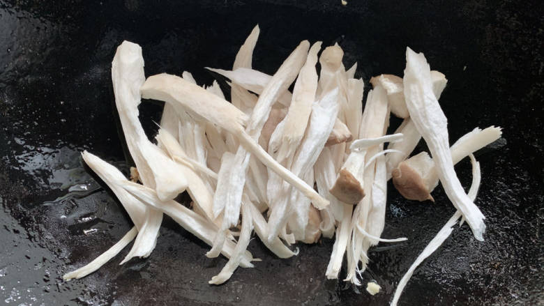 干煸手撕杏鲍菇,锅烧热油,加入杏鲍菇进行翻炒,炒到杏鲍菇些许变软出水。