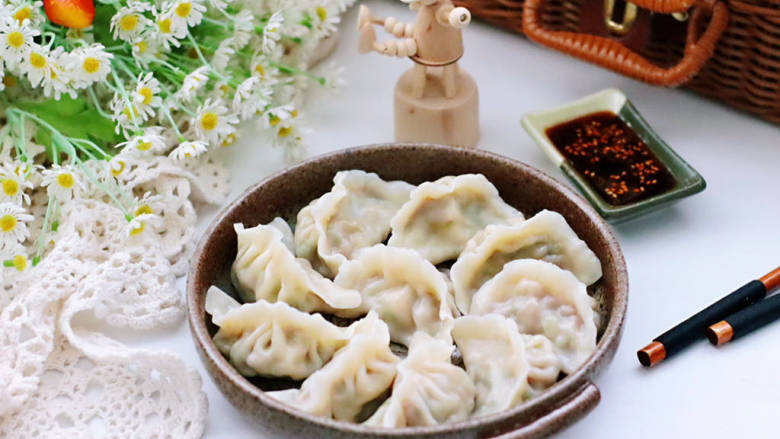 芹菜贝丁饺子,配上喜欢的蘸料,完美!
