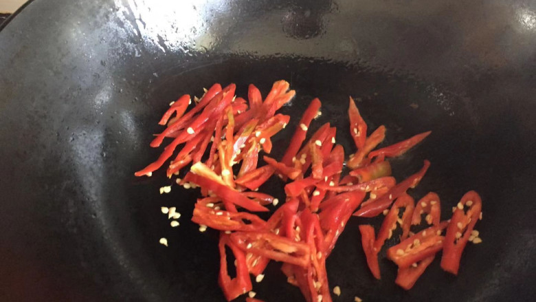 金针菇炒大白菜,热锅倒油,下入红椒丝煸炒