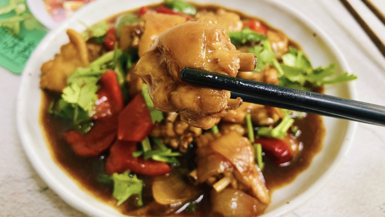 台式三杯鸡翅,好吃到让人流口水的台式三杯鸡翅,浓香四溢,尽显台式经典。