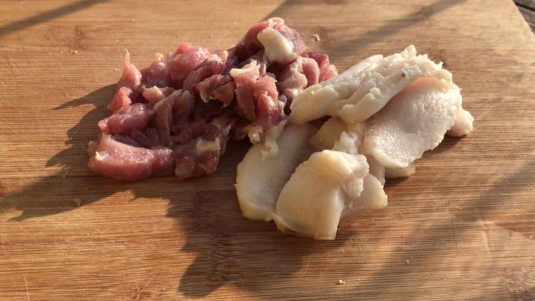 白菜炖豆渣,<a style='color:red;display:inline-block;' href='/shicai/ 414'>猪肉</a>洗净后将肥瘦肉,分别切成薄片