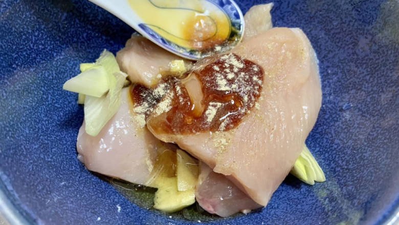 凉拌麻辣鸡丝,鸡胸肉加葱白姜片,一汤匙料酒,半汤匙蚝油,半茶匙太太乐鸡汁,少许<a style='color:red;display:inline-block;' href='/shicai/ 3729'>白糖</a>,少许白胡椒粉,一茶匙食用油