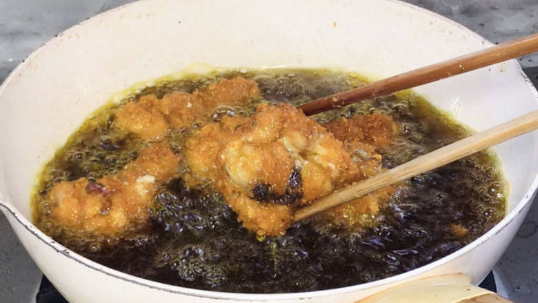 香酥炸鸡腿,再开大火炸至金黄色,捞出沥油