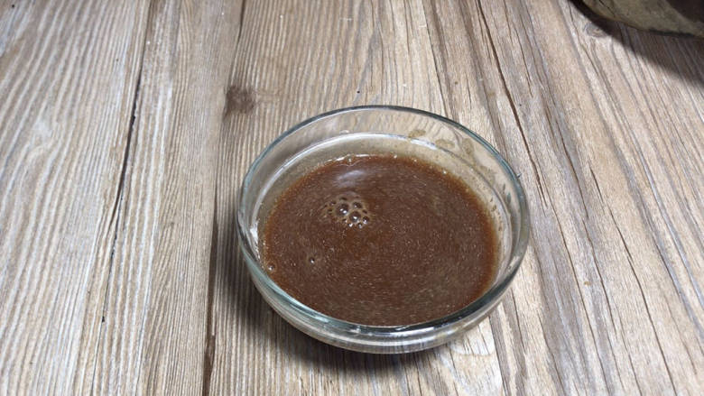 芹菜炒香干,淀粉中加入适量清水,加入所有的调料,拌匀备用