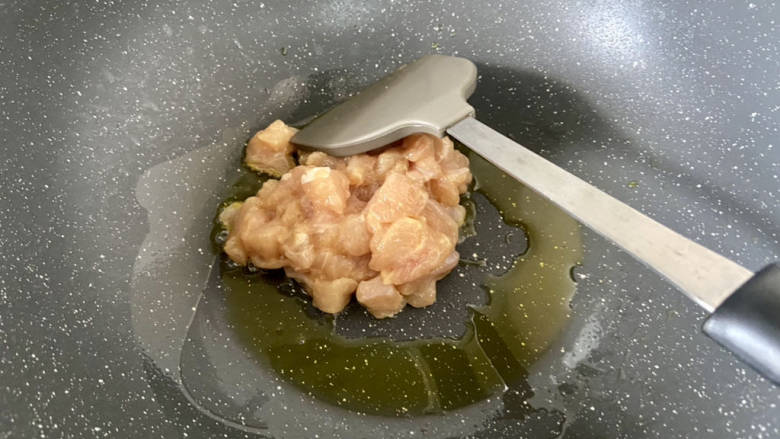 酱爆双丁➕酱爆鸡胸,热锅冷油,油温热,下鸡胸肉滑炒鸡肉变白沥油盛出