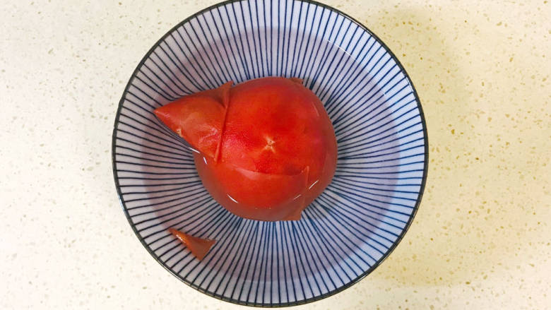 樱桃虾仁,<a style='color:red;display:inline-block;' href='/shicai/ 59'>番茄</a>浇上开水,烫去外皮