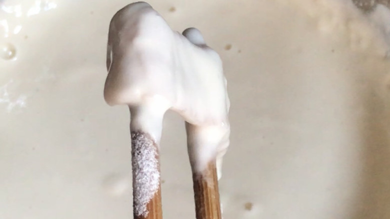 香炸锅巴肉,把腌制好的瘦肉,放入面糊中,裹满面糊