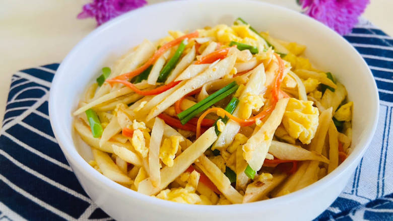 茭白炒鸡蛋,茭白炒鸡蛋味道鲜美,营养丰富