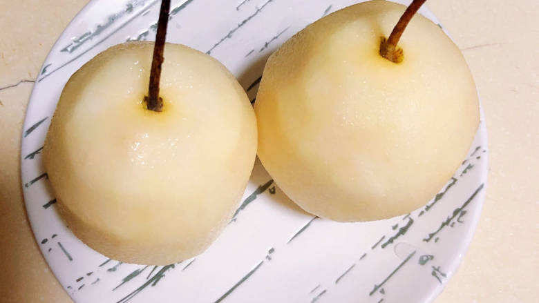 梨子炖肉,准备两个<a style='color:red;display:inline-block;' href='/shicai/ 2111'>雪梨</a>,削去外皮。