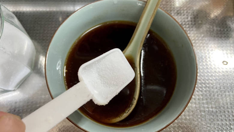 糖醋鸡蛋,尝下咸淡,如果觉得淡,可以根据自己口味加少许食盐拌匀