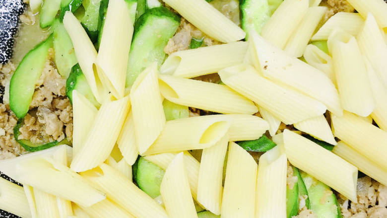 青瓜炒意面,放入意面