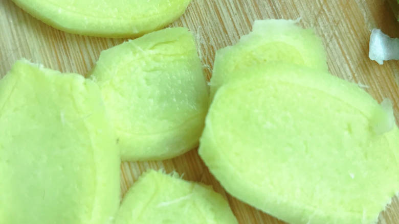 蒜苗炒牛肉,切成片