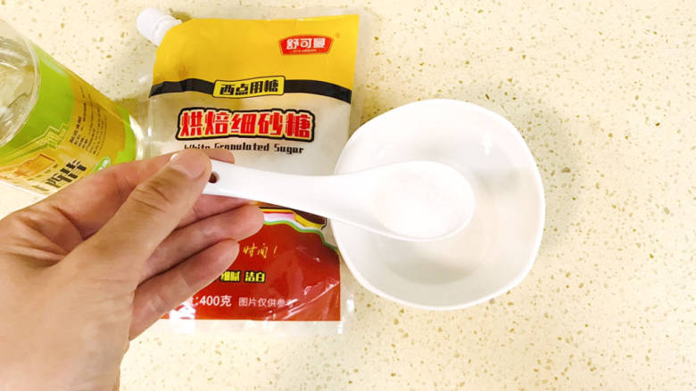 海苔拌饭,准备糖醋汁,一勺细砂糖和半勺<a style='color:red;display:inline-block;' href='/shicai/ 715'>白醋</a>,搅拌至细砂糖融化