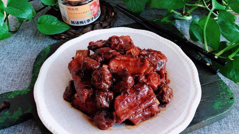 话梅排骨,满屋飘香,浓郁的话梅味儿。