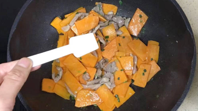 嫩南瓜炒肉丝,翻炒至南瓜恹恹后,撒入少许盐