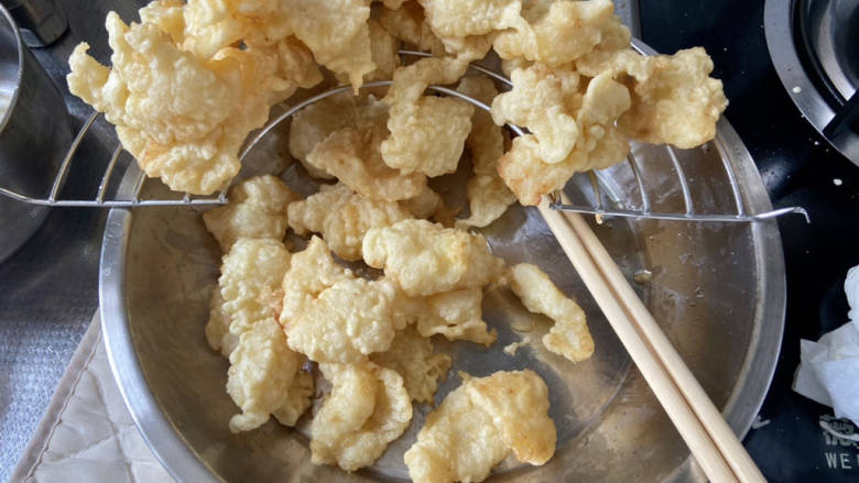 番茄炒鱼片,捞出沥油备用,经过复炸,鱼片外皮很酥脆,而且不腻