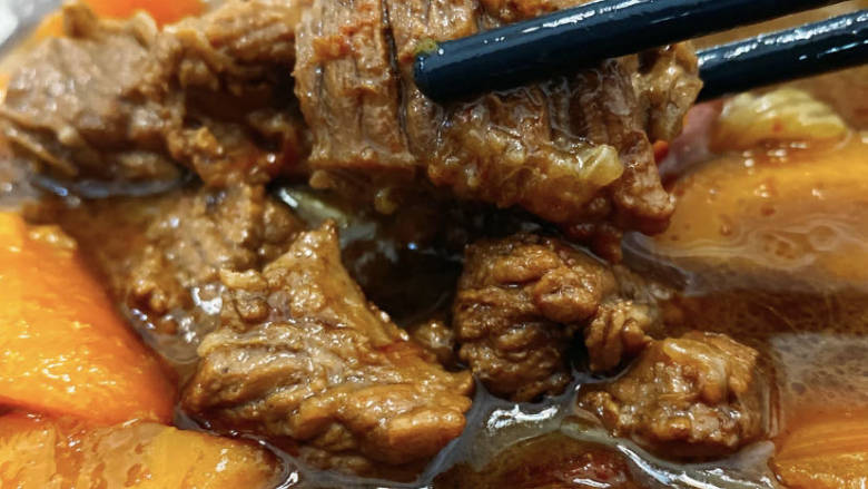 红焖牛肉煲,压好的肉盛入炒勺中大火收汁,汤变少以后,可以加入一点水淀粉继续炖,直到汤汁浓稠就可以关火了。