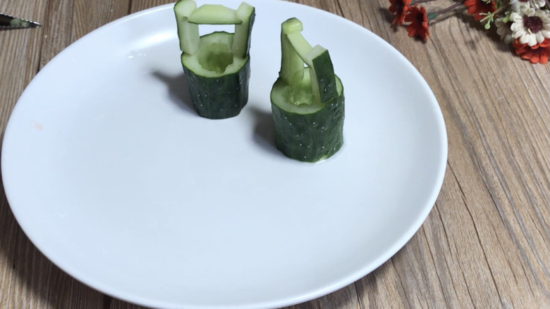 轻拌杂粮饭,取黄瓜洗净切出两段,做对好玩的小桶