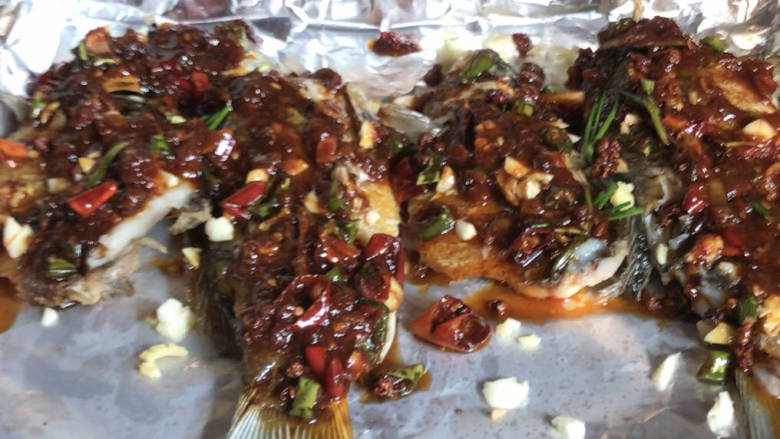 香烤鲫鱼,浇在鲫鱼身上,同时220度预热烤箱10分钟以上