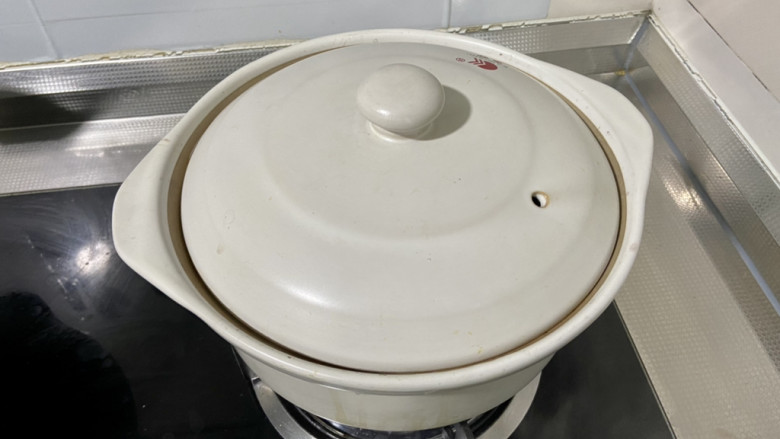 桂圆红枣八宝粥,这个过程叫兢红豆,可以使红豆熟而皮不破,大概需要半个小时,我大概又加入了一升半的清水