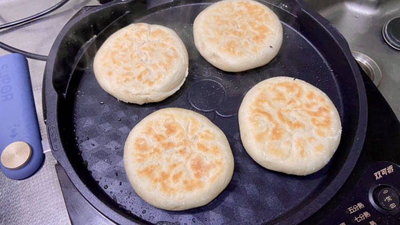 糖酥饼,翻面,刷一层食用油,再加盖烙3分钟左右即可