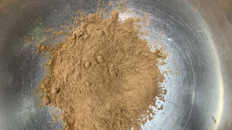 肉桂核桃吐司,碗中放入肉桂粉。