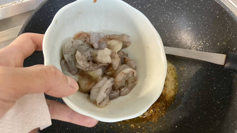 腐竹炒虾仁,加入腌制后的虾仁,中火翻炒变色