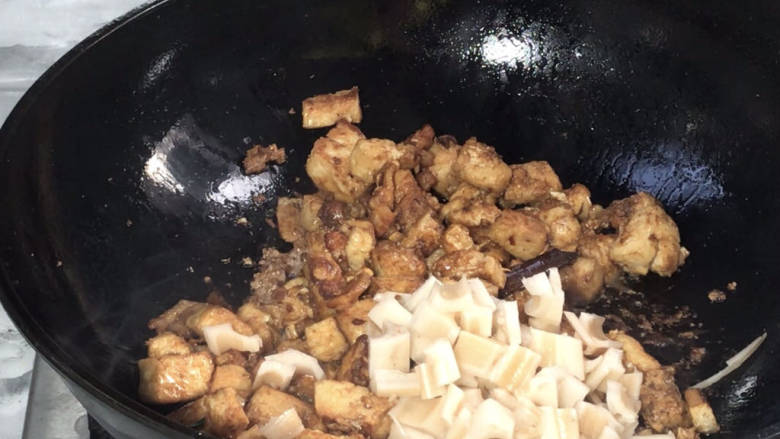 豆腐卤面,加入藕丁,炒匀至入味