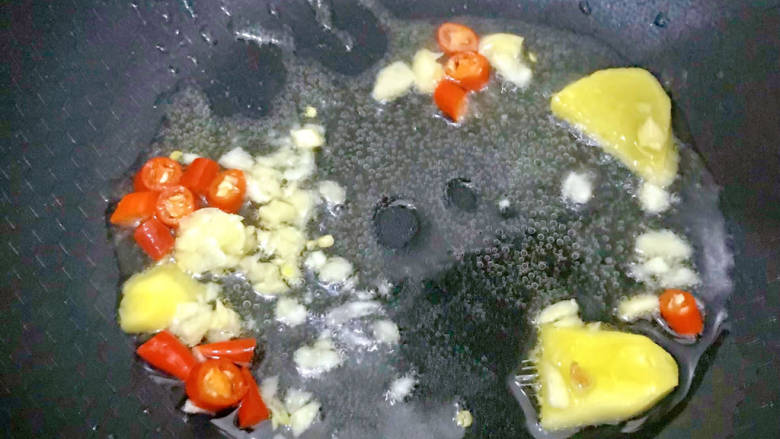 胡萝卜烧排骨,加入蒜末姜片辣椒爆香