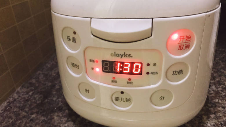 牛奶番薯粥,调至煮粥键,煮一个半小时