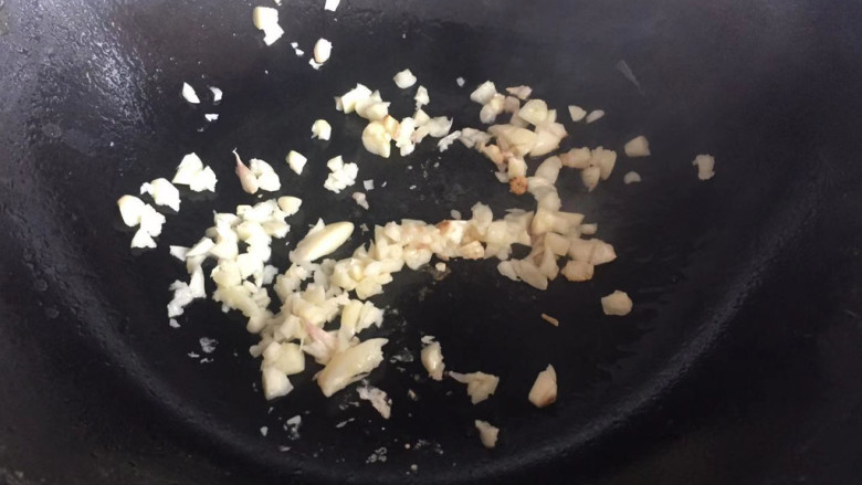 蚝油扁豆,热锅倒油,下入蒜末炒香