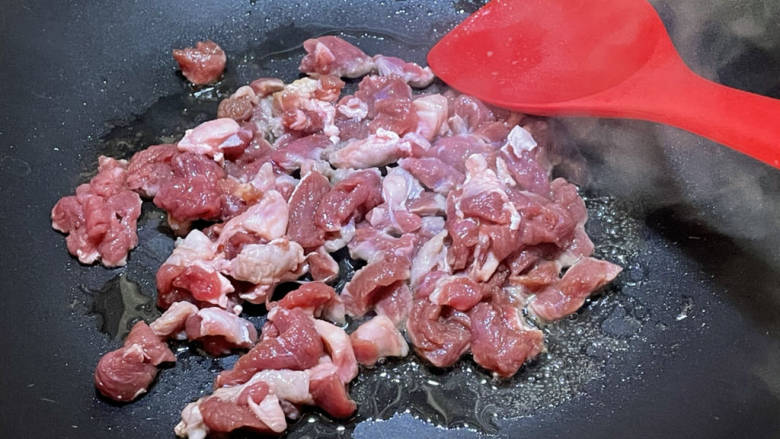 番茄炒牛肉,锅内倒入油,油热后倒入牛肉。