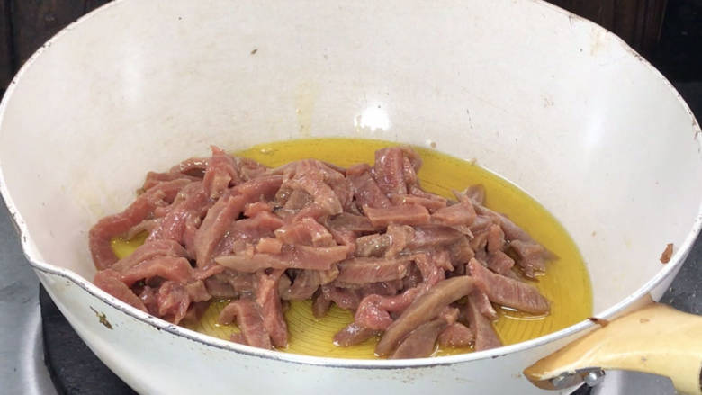 青椒炒牛肉,起锅热油,放入牛肉,中火炒匀至变色