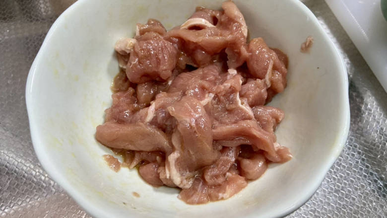醋溜木须肉,猪肉片加半汤匙料酒,少许蚝油和白胡椒粉,一茶匙生粉,抓拌均匀,再加入少许食用油抓匀,腌制10分钟